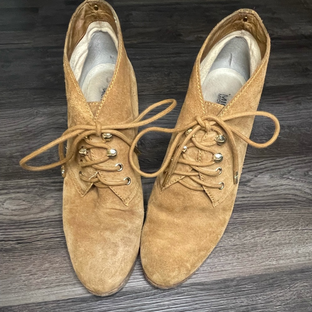 Micheal Kors tan lace up ankle boots